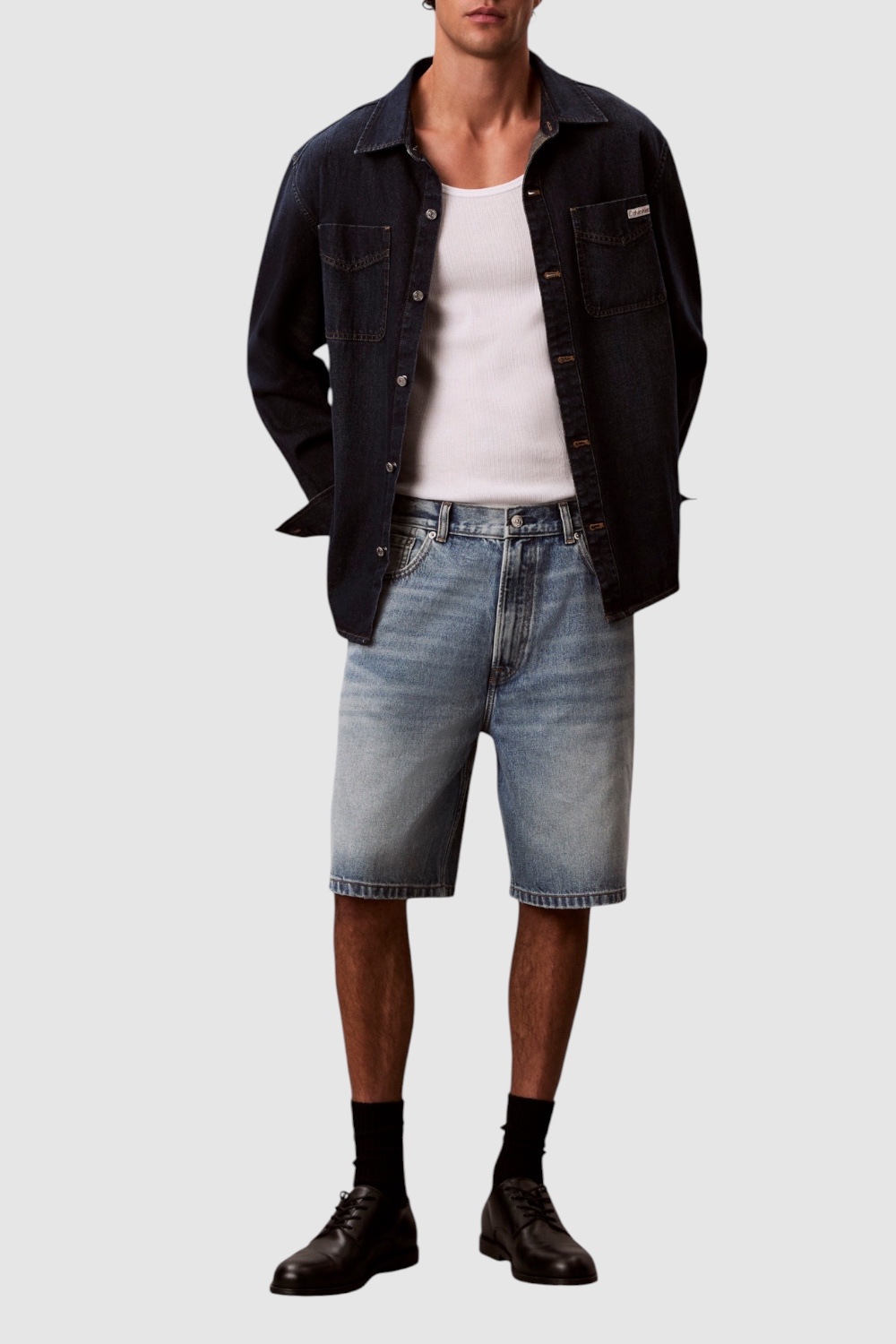 תמונת כל הלוק של מכנסי ג'ינס קצרים